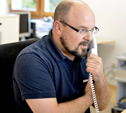 Bei Antistaub Holzpellets sprechen Sie nicht mit einem Callcenter! Sondern mit Menschen vom Fach, wie hier im Bild mit Thomas Maiershofer. Er war selber jahrelang Antistaub-Lieferfahrer und weiss worauf es bei Ihner Pelletlieferung ankommt